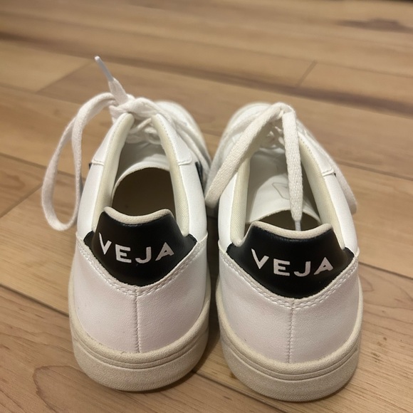 Veja Sneakers
Size Men’s 10 - Picture 5 of 9